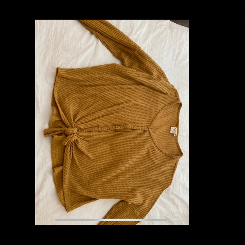 Long sleeve tee with tie